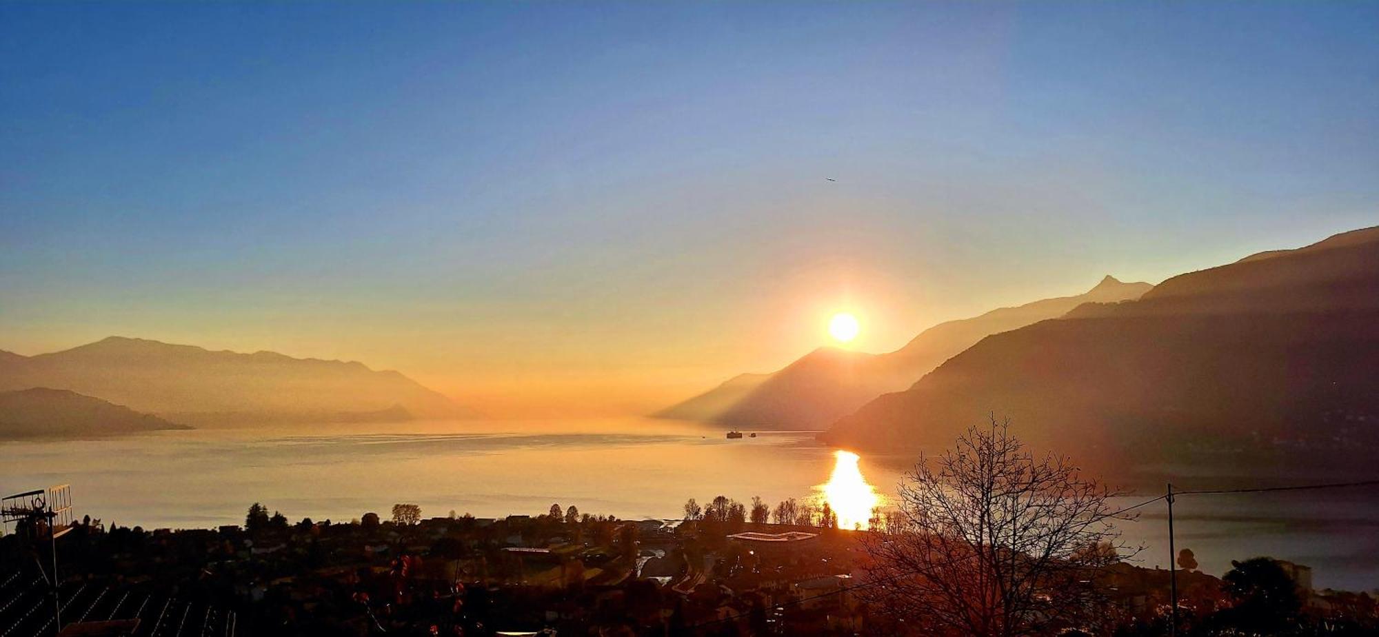 Sole & Lago-Lake Maccagno Buitenkant foto